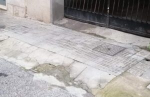 Via Giudice Mariano, pericolosa voragine aperta da oltre un mese