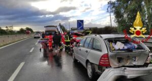 Incidente sulla 131, tamponamento a catena per tre auto e un camion