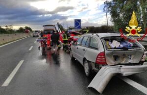 Incidente sulla 131, tamponamento a catena per tre auto e un camion