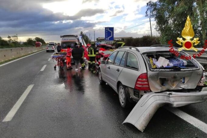 Incidente sulla 131, tamponamento a catena per tre auto e un camion
