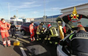 Incidente viale Marconi, due donne estratte dall’abitacolo dell’auto