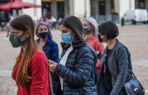 Via le mascherine all’aperto e si torna a ballare