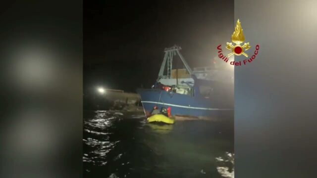 Maltempo, soccorsi due pescherecci battenti bandiera egiziana | Video