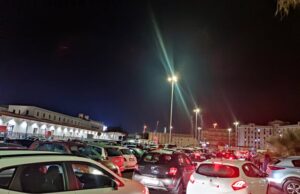 Cagliari, almeno 200 macchine “bloccate” nel parcheggio di via Roma