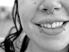 Niente piercing, unghie lunghe e cellulari, la stretta del Liceo Satta