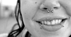 Niente piercing, unghie lunghe e cellulari, la stretta del Liceo Satta