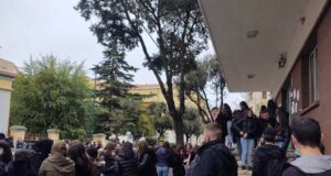 Niente piercing al Liceo di Nuoro | Studenti in piazza tra scioperi e proteste