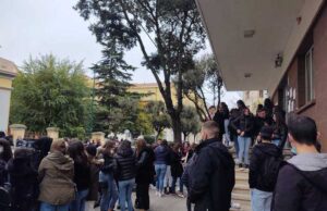 Niente piercing al Liceo di Nuoro | Studenti in piazza tra scioperi e proteste