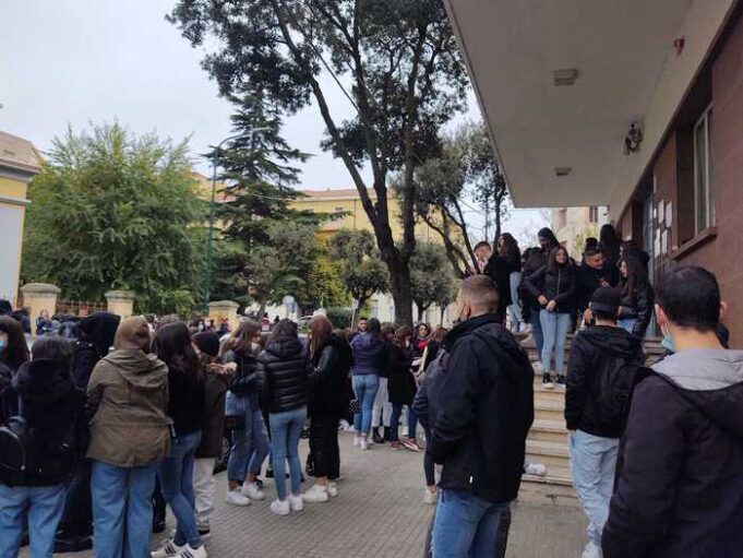 Niente piercing al Liceo di Nuoro | Studenti in piazza tra scioperi e proteste