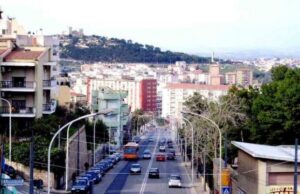 Via Cadello, rischia di investirle: le due donne aggrediscono il 75enne