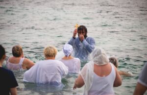 Calamosca, nell’acqua gelida si celebra l’Epifania ortodossa | Fotogallery
