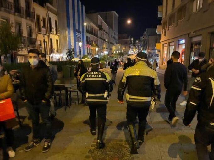 Movida nel Centro storico: tre giovani sanzionati per abbandono di rifiuti