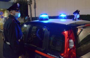 Cacciatore cerca di rubare il cellulare alla ex: denuncia e ritiro delle armi