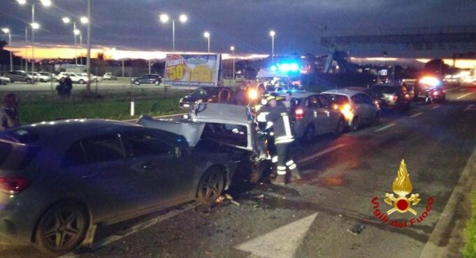 Maxi tamponamento sulla 554 | Coinvolte sei auto, sette feriti