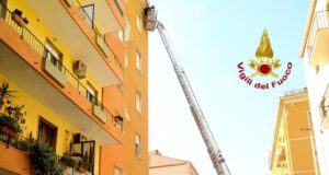 Via Catalani: cadono calcinacci dalla facciata | Danneggiata un’auto