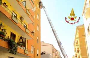 Via Catalani: cadono calcinacci dalla facciata | Danneggiata un’auto