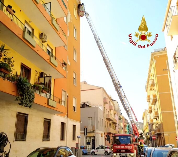 Via Catalani: cadono calcinacci dalla facciata | Danneggiata un’auto
