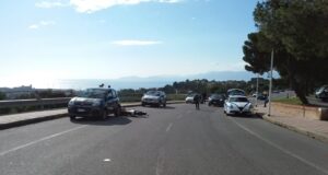 Viale Europa, un giovane centauro si schianta sulle auto in sosta