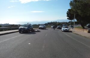 Viale Europa, un giovane centauro si schianta sulle auto in sosta