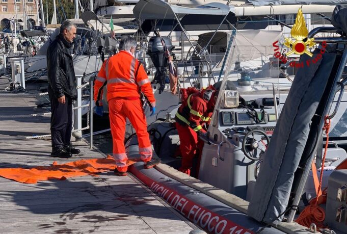 In due cadono in mare pescando al Porto |45 enne in codice rosso