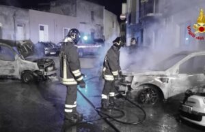 Quattro auto in sosta incendiate nella notte a Pirri