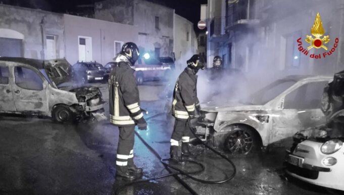 Quattro auto in sosta incendiate nella notte a Pirri