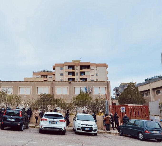 Screening studenti | Via Koch, a pranzo cancelli chiusi | “Errore del Comune”