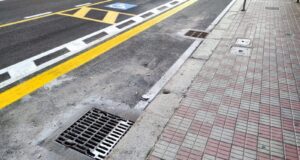 Via Sonnino: sollevate le caditoie della pista ciclabile