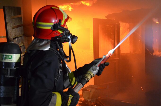 Olbia, un forte boato e poi l’incendio | I residenti: “È di origine dolosa”