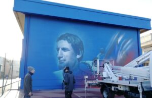 Il sorriso di Gigi Riva per opera di Manu Invisible | Un messaggio positivo ai più giovani