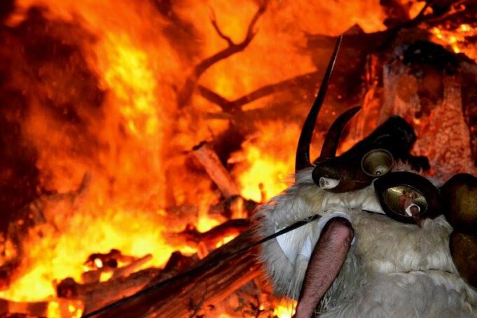 Il Covid spegne i fuochi di Sant’Antonio | I paesi chiedono i ristori