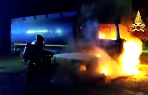Decimomannu, in fiamme un camion cisterna