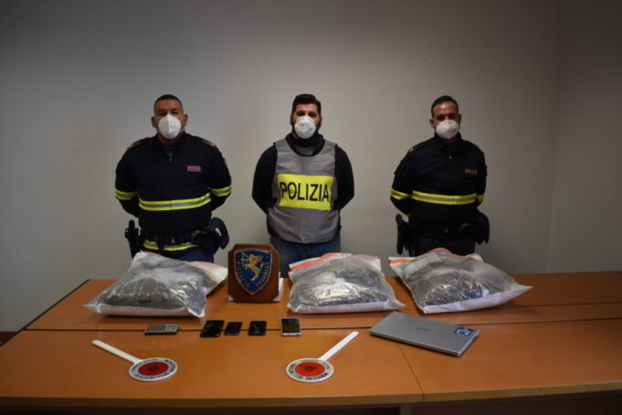 Cagliari, 8 chili di marijuana nel bagagliaio | Arrestati due giovani