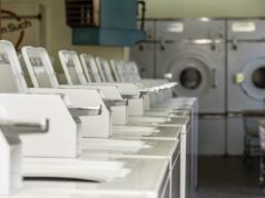 Scassa distributore automatico detersivi e preleva 50 euro in monete