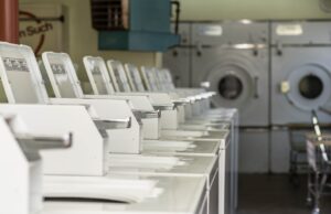 Scassa distributore automatico detersivi e preleva 50 euro in monete