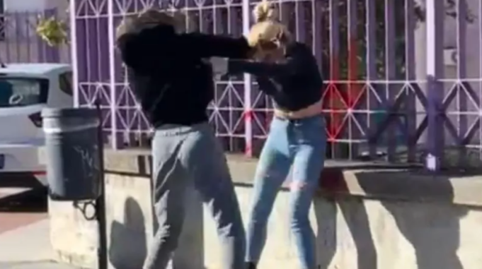 Lite tra ragazze fuori dalla scuola | 16enne ferita con un tirapugni