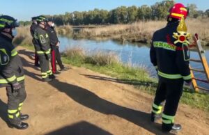 Assemini, l’auto finisce dentro un canale | Il video del recupero