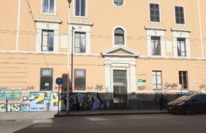 Via San Benedetto, palazzo imbrattato dai writers