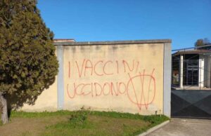 “Pes, studia art.32” | Nuove scritte novax e contro assessore comunale