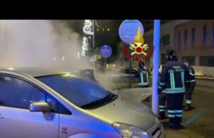 Raid incendiario in via Cocco Ortu: quattro auto in fiamme | Video