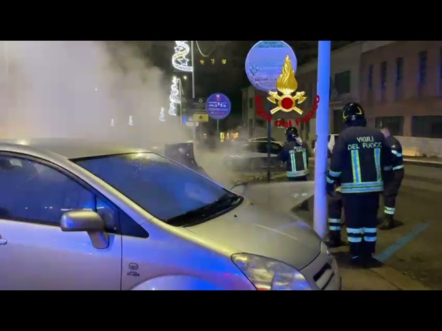 Raid incendiario in via Cocco Ortu: quattro auto in fiamme | Video
