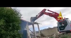 Sestu, incendio in un vecchio capannone in disuso | Video