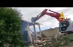 Sestu, incendio in un vecchio capannone in disuso | Video