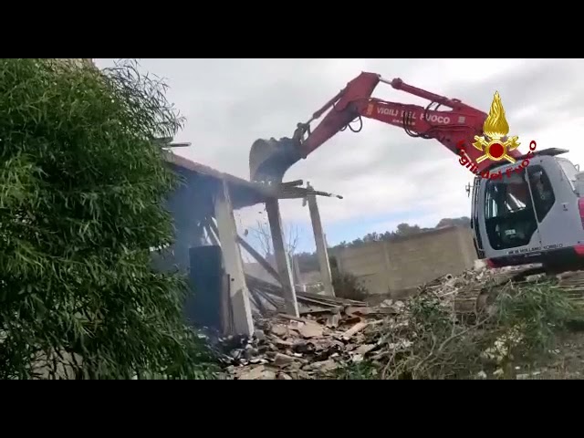 Sestu, incendio in un vecchio capannone in disuso | Video