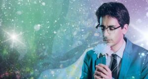 Valerio Lundini arriva al Teatro Massimo con uno spettacolo irriverente