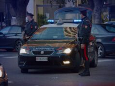 Ruba l’auto e si schianta sul semaforo: il palo cade su rotaie metro Monserrato