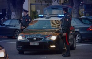 Ruba l’auto e si schianta sul semaforo: il palo cade su rotaie metro Monserrato