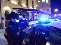 Sale sul Ctm senza Ffp2: perquisito, viene trovato con coltello in tasca