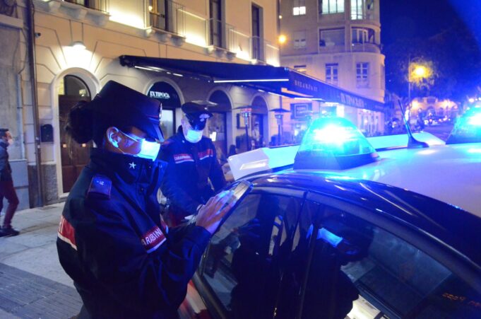 Sale sul Ctm senza Ffp2: perquisito, viene trovato con coltello in tasca