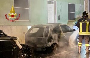 Nuovo raid incendiario a Pirri | Due auto bruciate in via Legnano